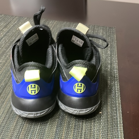 Man shows but fit kids and woman size 7.5 - Picture 3 of 5